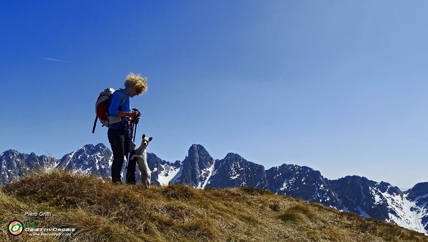 64 In cresta  sulla cima del Gardena con le Piccole Dolomiti Scalvine da sfondo.JPG -                                